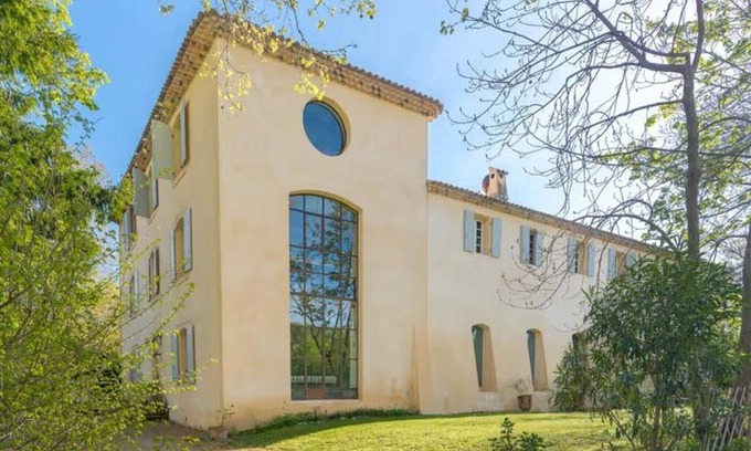 Aix-en-Provence Apartment | Elegant Bastide Near Aix with Pool