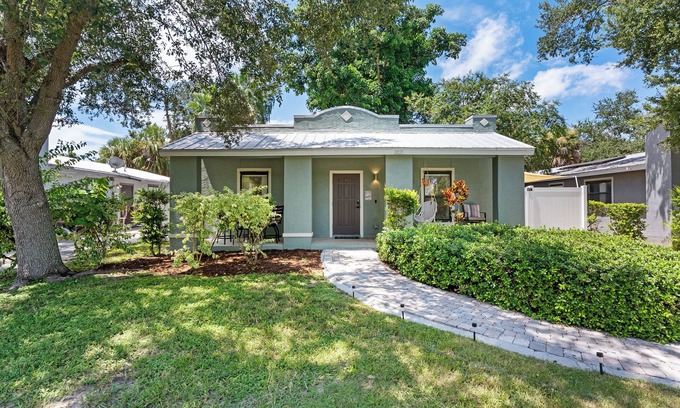 Newtown House | Elegant Boho Beach House, 3 min to Main St. Sarasota, 10 min to Lido Beach