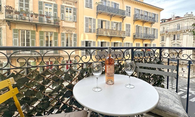 Jean-Medecin Apartment | Elegant bourgeois 4-room Apartment in city-center