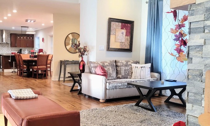 Asheville House | Elegant Central Ruby- Around the Corner DWTN AVL 2BDRMs/1 BATH-3 beds sleeps 4