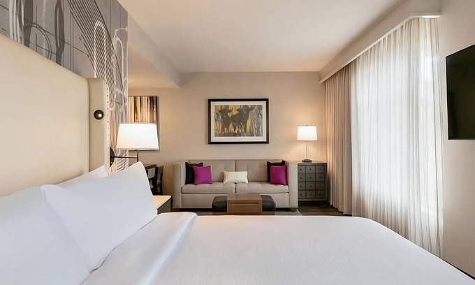 Berkeley Heights Hotel | Elegant Comforts in Berkeley Heights! Free Breakfast, Indoor Pool, Pets Allowed!