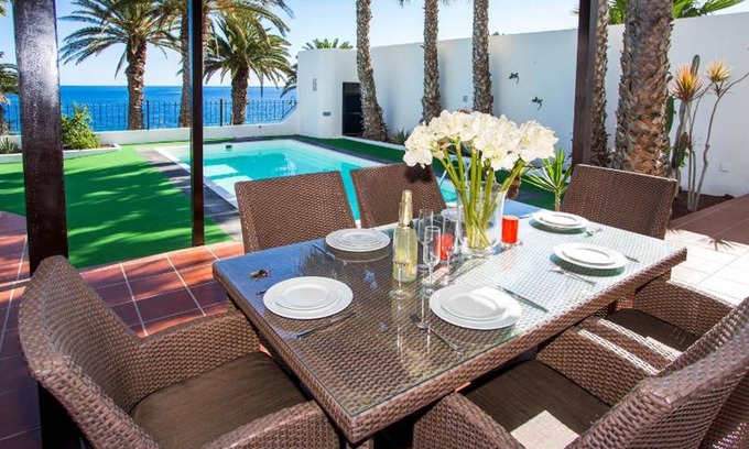 Costa Teguise Villa | Elegant Costa Teguise Villa | Villa Amapola | 4 Bedrooms | Stunning Seaviews &.