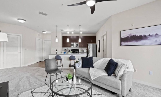 North Hyde Park Apartment | Elegant Downtown Escape | Pool, Gym, FREE Parking