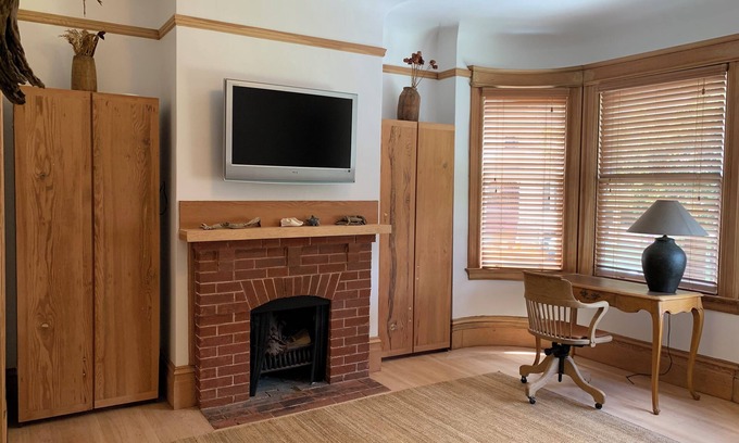 Russian Hill Condo | Elegant Edwardian North Beach apt with parking