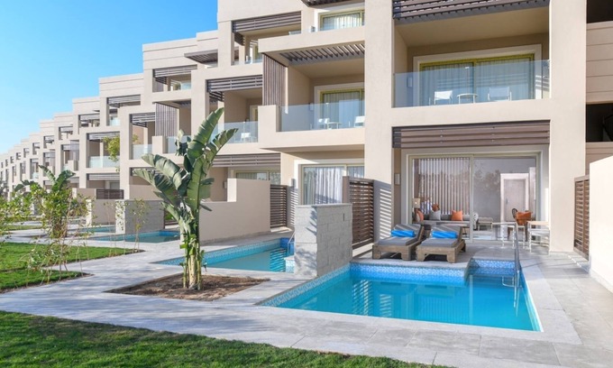 Soma Bay Hotel | Elegant Executive Stay for Groups | 2 Suites w/Swim-Up Pool Access & Lounge