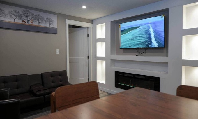 Regina House | Elegant Family Suite by Stadium, Airport, Shopping