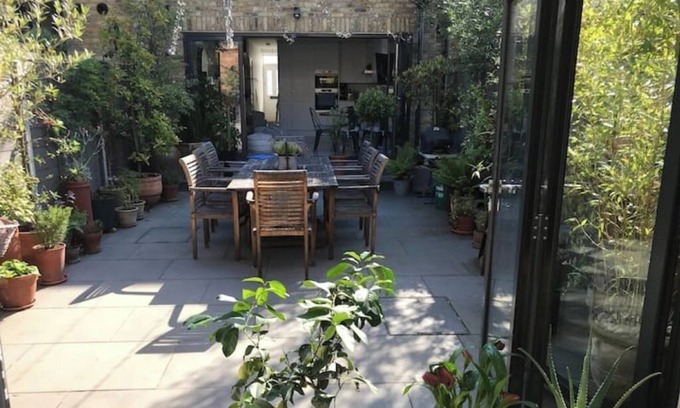 Raynes Park Apartment | Elegant Garden Flat - Wimbledon