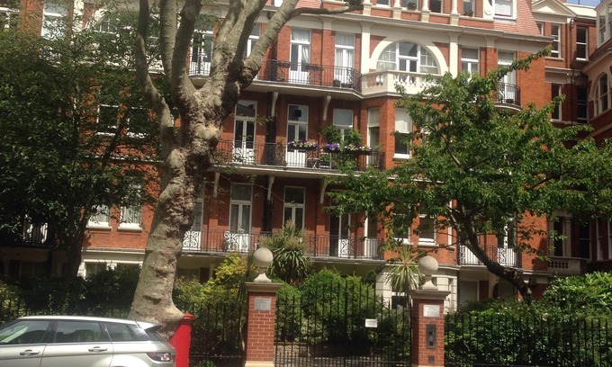 West Kensington Apartment | Elegant Gated Mansion Apartment Kensington Olympia - tube 5 mins walk Central