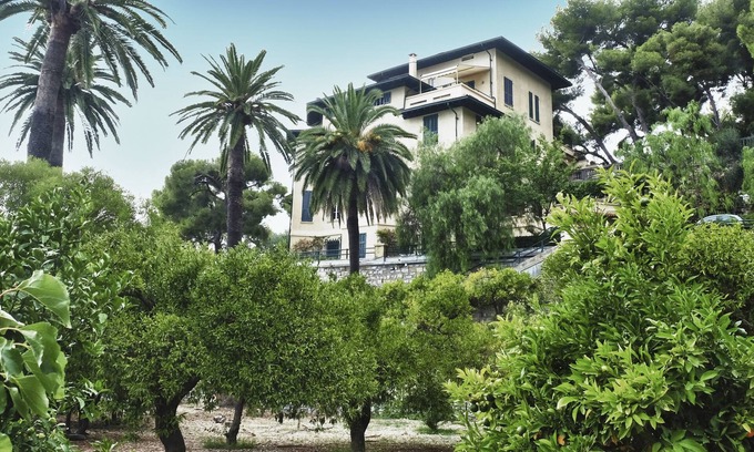 Imperia Villa | Elegant historic villa with park on the seafront