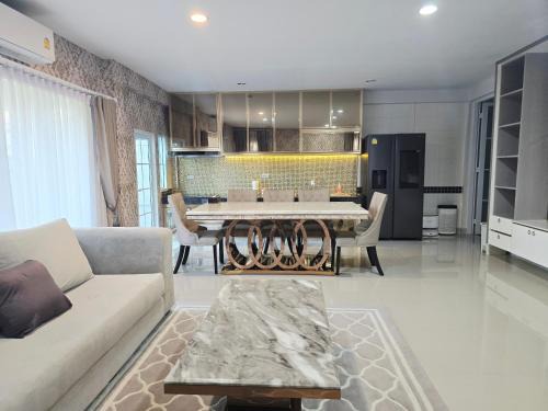 Nonthaburi House | Elegant Home near MRT Central WestGate and Central WestVille 3 to 10 Min Drive