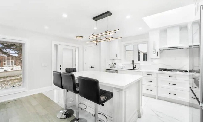 Henry Farm House | Elegant Home – Spacious and Bright for a Relaxing Stay