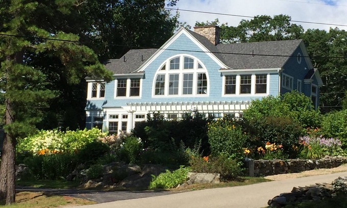 Kennebunkport House | Elegant Kennebunkport seaside . Beautifully landscaped, steps to secluded beach
