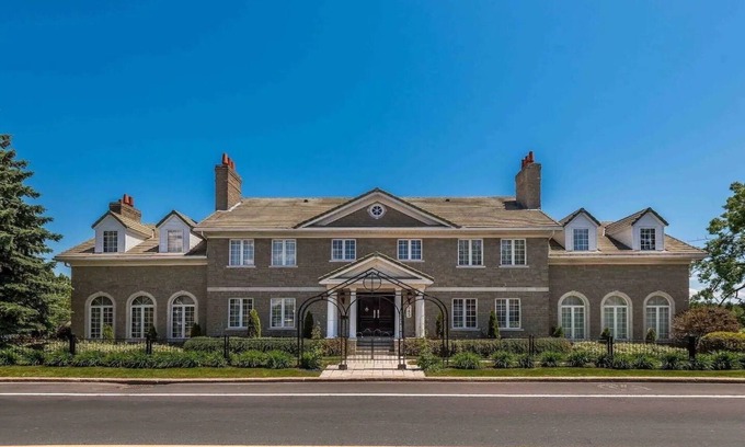 Beloeil House | Elegant Manoir with Jacuzzi, Private Dock & Stunning Mont-Saint-Hilaire View