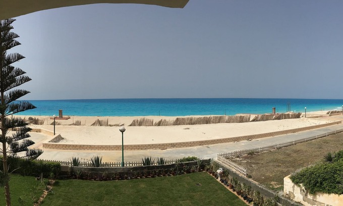 Marina El Alamein Ski Chalet | Elegant Modern Beachfront chalet in Green Beach