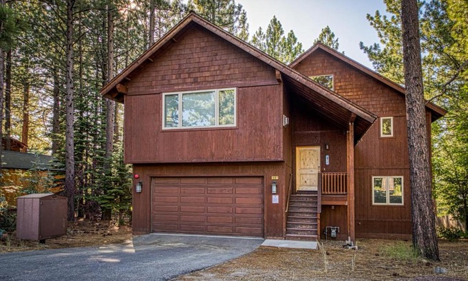 Pioneer Trail House | Elegant Pine