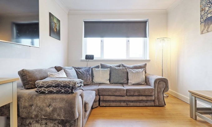 Rayleigh Apartment | Elegant Retreat near Station, Pet-Friendly