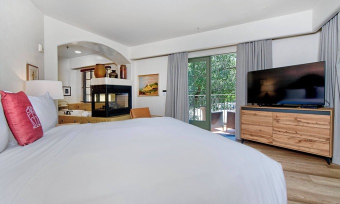 Los Gatos Hotel | Elegant Room with Free Parking, Balcony & Outdoor Pool Near Santa Cruz