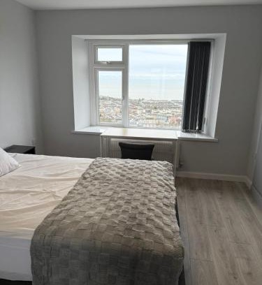 Skewen House | Elegant room with sea and garden view in Swansea city centre