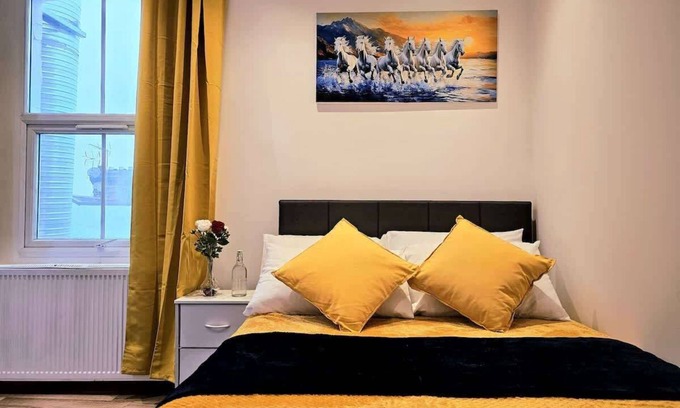 College Park and Old Oak Condo | Elegant Spacious London Flat E