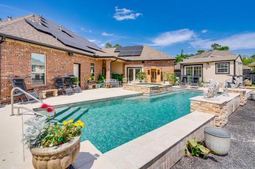Spring House | Elegant Spring Home with Full Kitchen and Pool
