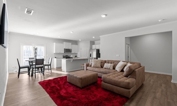 Buford House | Elegant Townhouse Retreat Near Mall Of Georgia