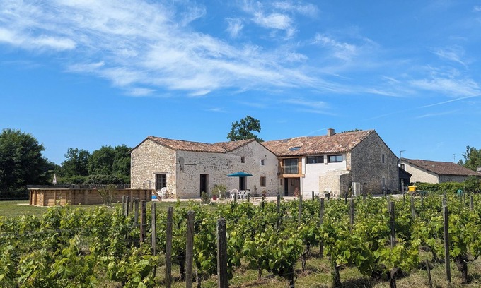 Sigoules Villa | Elegant Vineyard Villa w/Pool, Hot Tub, Cinema & Games Room – Near Bergerac