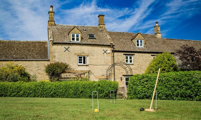 Burford Cottage | Elegantly furnished holiday home in the Cotswolds with a hot tub - Stonelands