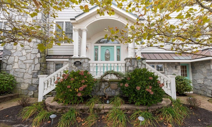 Gold Coast Condo | Elevator, Internet, TV, Cable, Central A/C, Deck, Porch