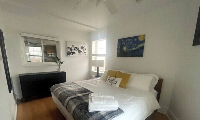 Bloomfield Apartment | Elevator~Queen Bed ~Parking~West Penn~10 min to DT