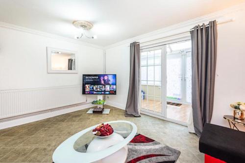 Valence Villa | Elite 2 Bedroom House in Chadwell Heath/Romford with Free Wifi and Parking upto 4 guests