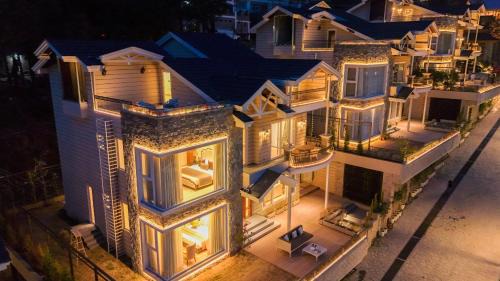 Kasauli Villa | ELIVAAS privé The Royce Orchid 4 BHK Hilltop Villa With Jacuzzi, Steam Room, Private Pool & Hill Views