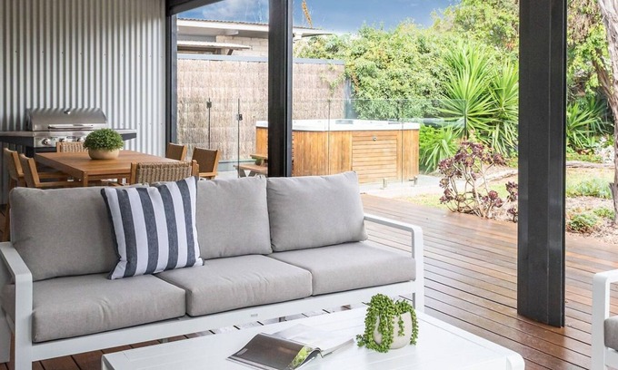 Capel Sound House | Elizabeth Lodge with Spa Walk to beach