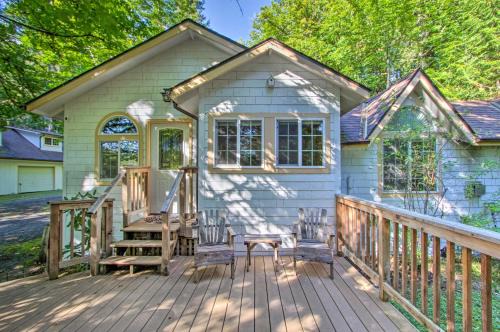 Ashford House | Elk Hideaway Ashford Cottage with Hot Tub!