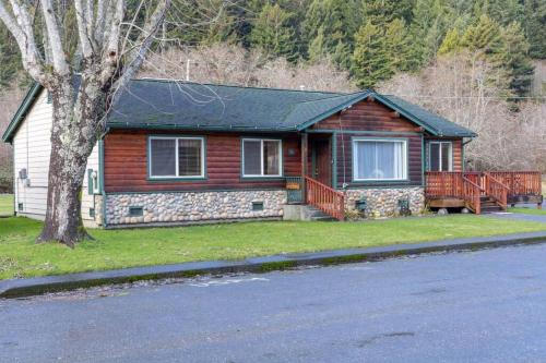 Orick House | Elk Meadow Cabins 19A Johnny Redwood Suite