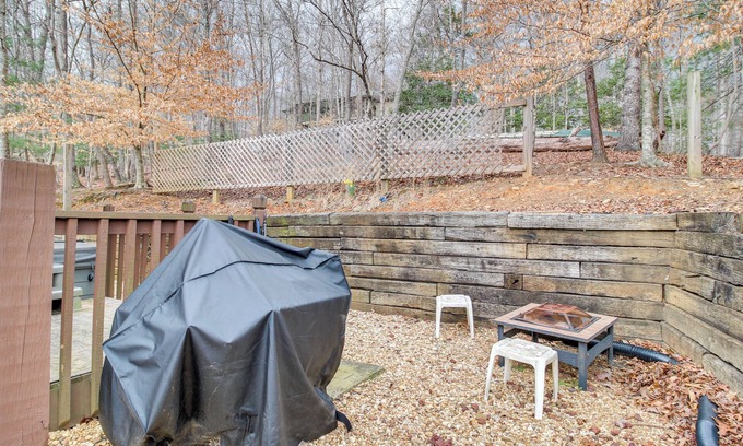 Ellijay Cottage | Ellijay Resort Cabin w/Fire Pit, Decks, & Hot Tub