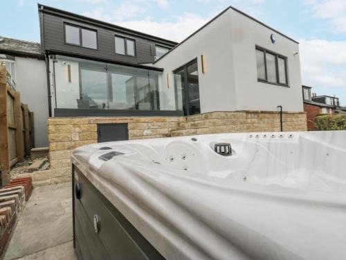Ainley Top House | Ellis House
