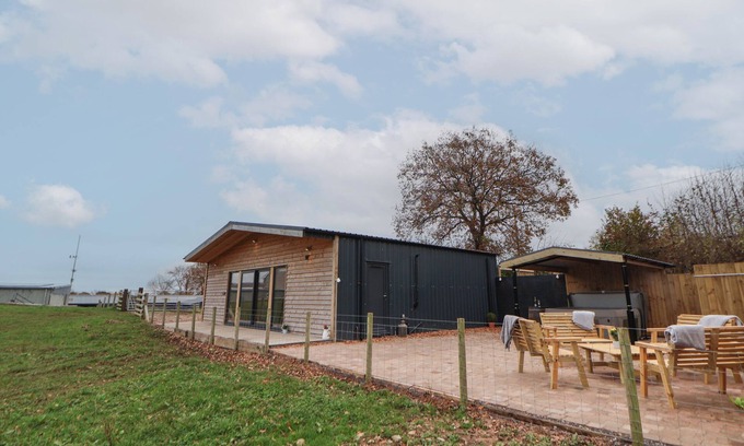 Ruthin Cottage | ELLIW, family friendly, with hot tub in Ruthin