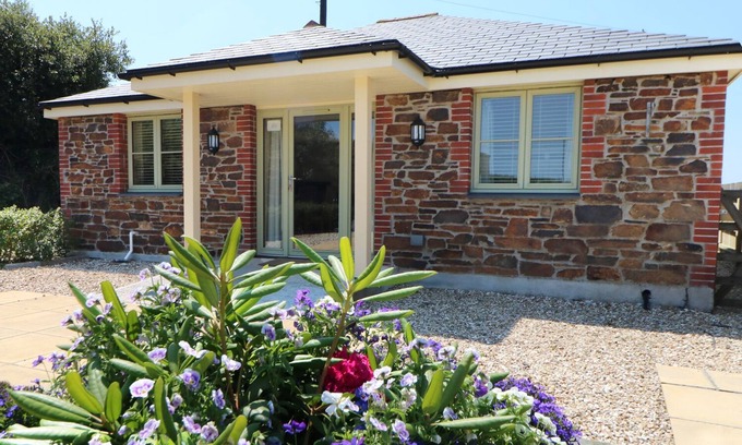Grampound Cottage | ELM COTTAGE, pet friendly, with a garden in Tregony