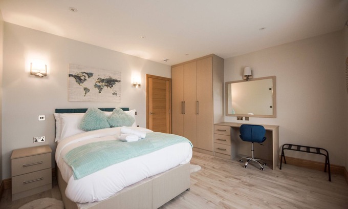 Reading Apartment | Elm House - Deluxe 4-Bed, 3-Bath Apartment