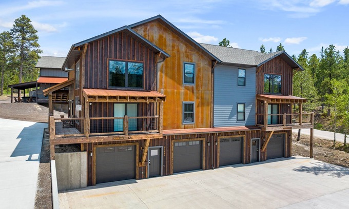 Lead House | Embers Gulch 2, Hot tub, wifi, paved roads, garage access, brand new duplex