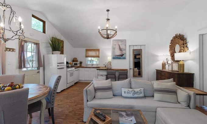 Shreveport Cabin | Emerald Cottage- Lake front & kayaks on HGTV!