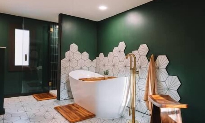 South Bloomingville Cabin | Emerald Edge Hocking Hills Midcentury Cabin W/Hot Tub