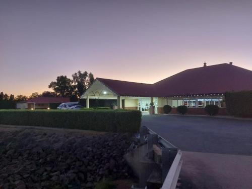 Emerald Hotel | Emerald Explorers Inn