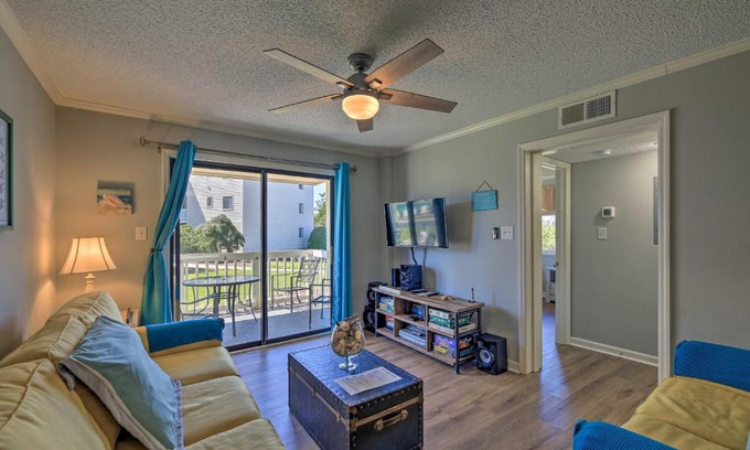 Emerald Isle Apartment | Emerald Isle Resort-Style Condo Walk to Beaches!