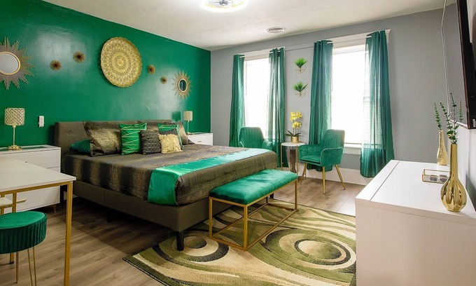 Tremont House | Emerald Oasis: Stylish Tremont 2BR Upper Unit by Christmas Story House | Parking 7 Min to Downtown