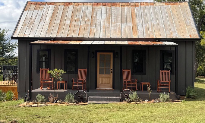 Saint Jo House | Emma Sue-walking distance to Red River Station