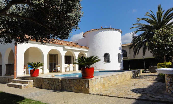 Empuriabrava Villa | Empuriabrava: VILLA WITH POOL HOUSE EMPURIABRAVA/WIFI