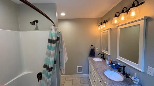 Point Roberts House | En-suite with separate entrance