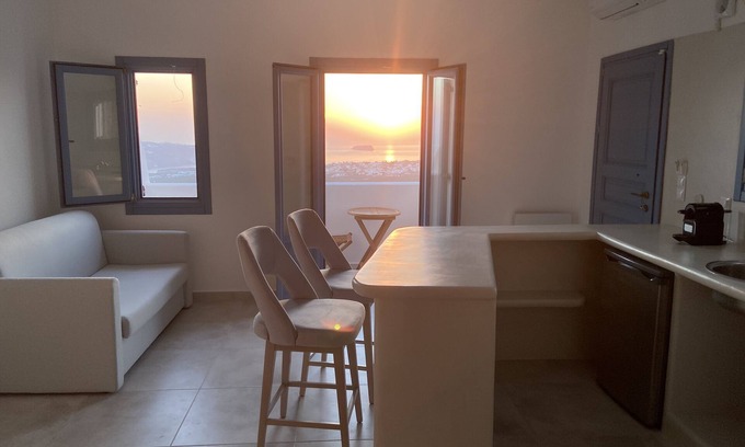Pyrgos Apartment | ENA SUITE Santorini.