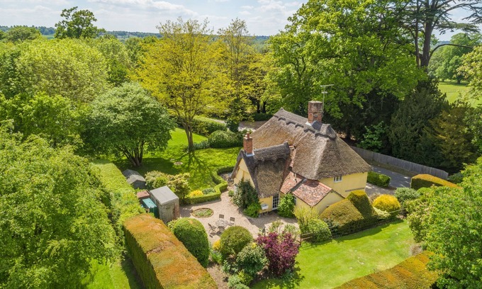 Higham Cottage | Enchanting 16th century thatched cottage in large private park - The Gildhall